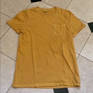 Cute casual mustard yellow tee!
